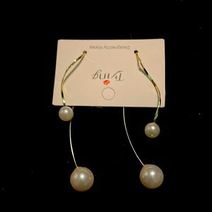 Gold earrings with pearls on bottom